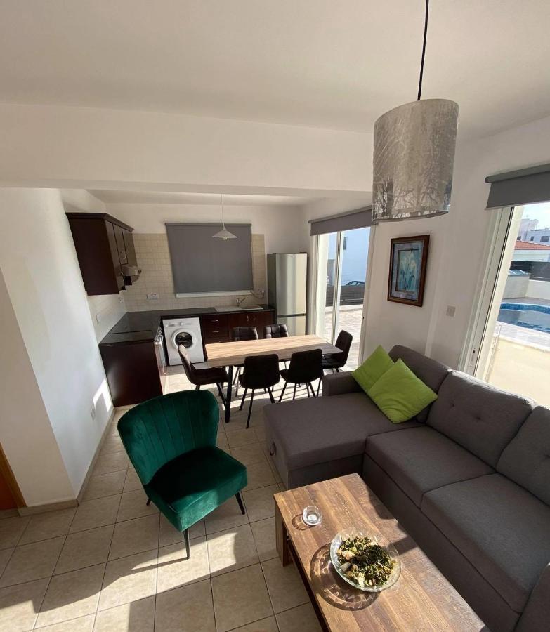 Cosy Apartment In Kato Paphos With Pool Access Exterior photo