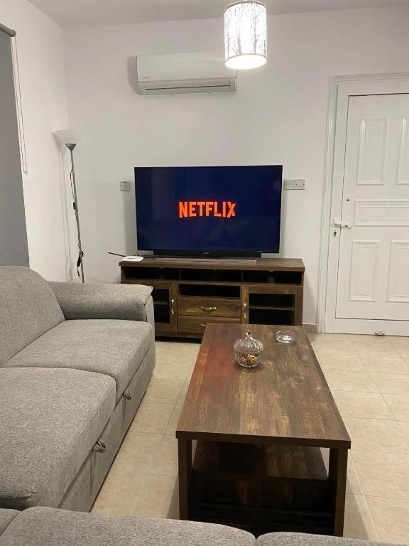 Cosy Apartment In Kato Paphos With Pool Access Exterior photo